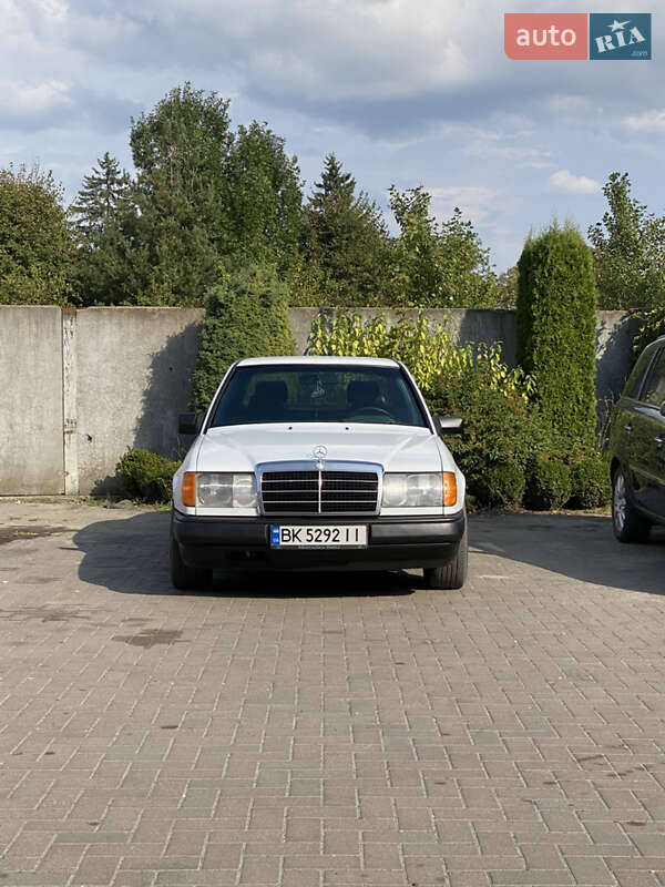 Седан Mercedes-Benz E-Class 1988 в Березному