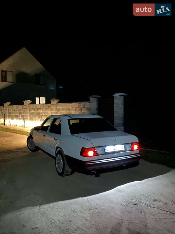 Седан Mercedes-Benz E-Class 1988 в Березному