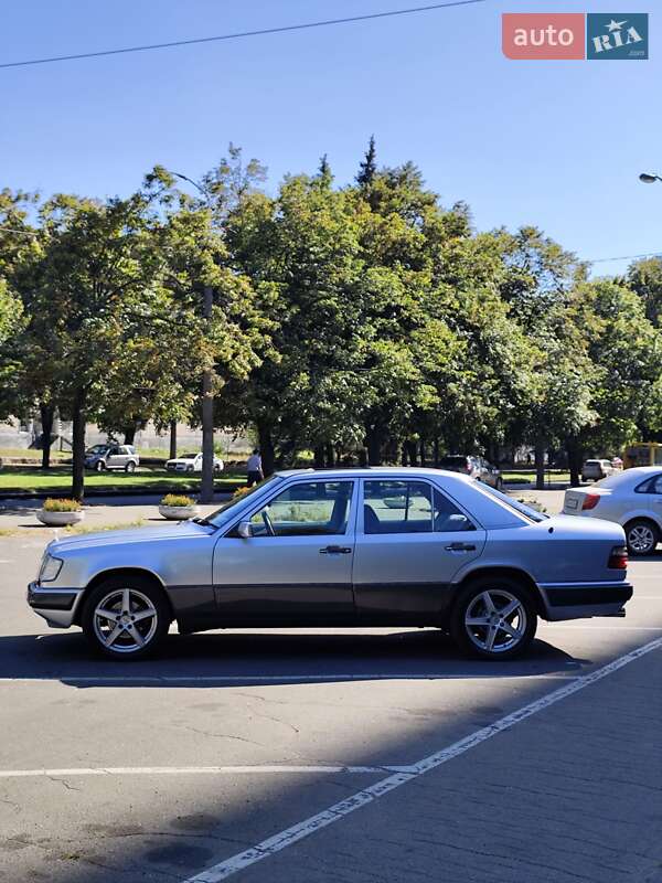 Седан Mercedes-Benz E-Class 1994 в Днепре