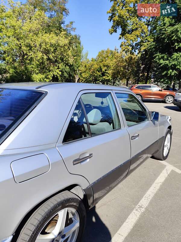 Седан Mercedes-Benz E-Class 1994 в Днепре