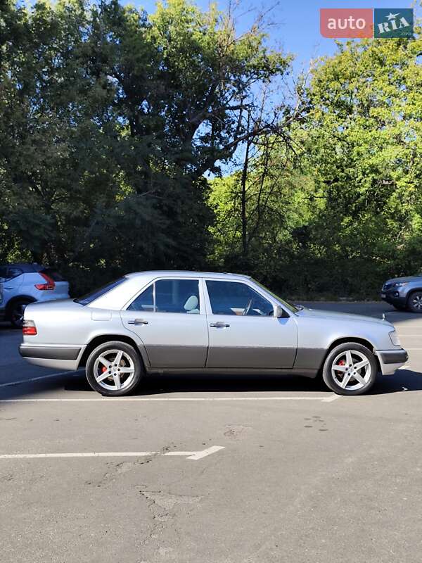 Седан Mercedes-Benz E-Class 1994 в Днепре