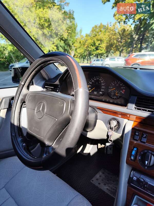 Седан Mercedes-Benz E-Class 1994 в Днепре