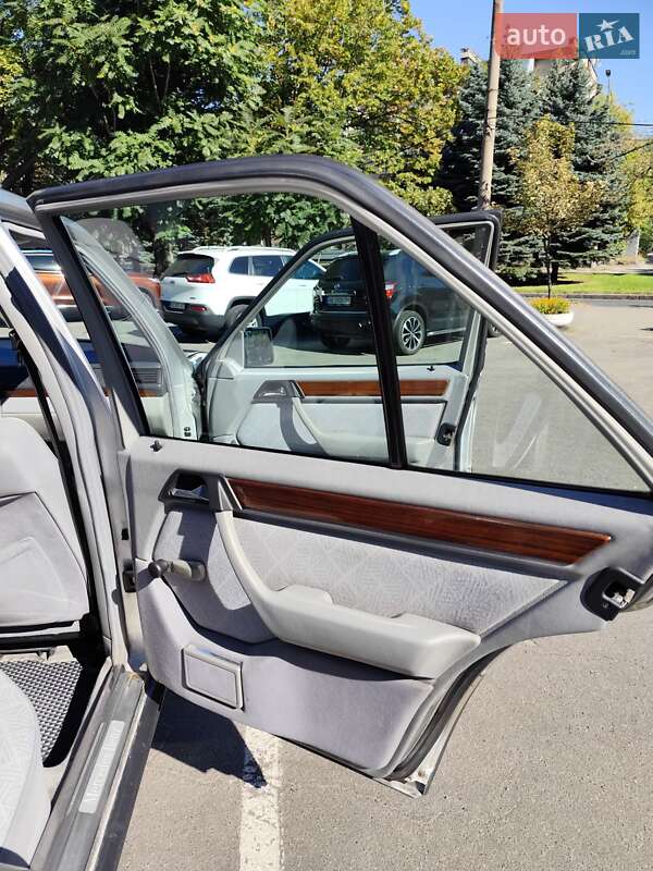 Седан Mercedes-Benz E-Class 1994 в Днепре