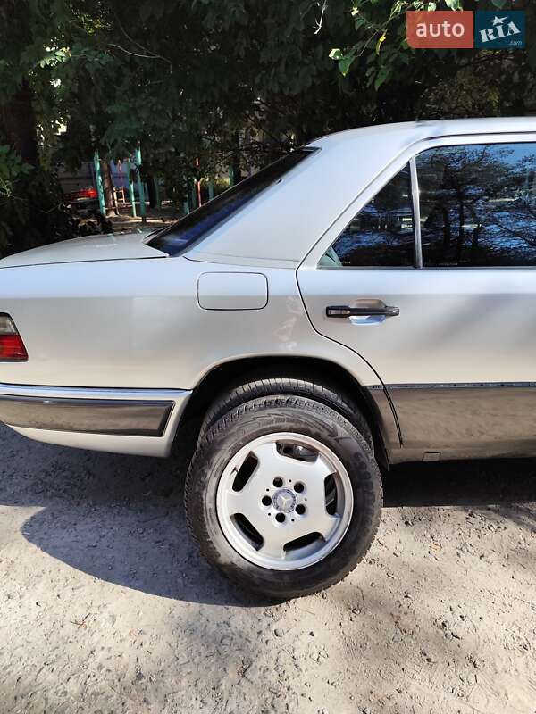 Седан Mercedes-Benz E-Class 1994 в Днепре