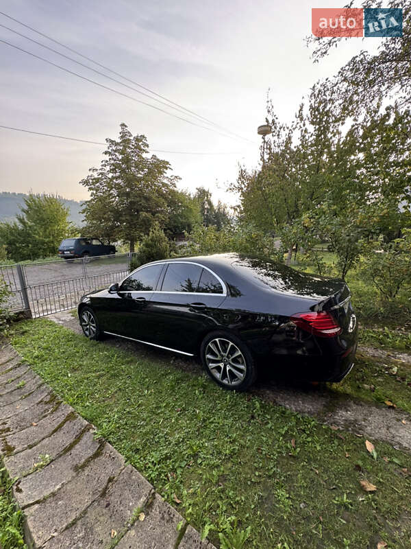 Седан Mercedes-Benz E-Class 2018 в Воловцю