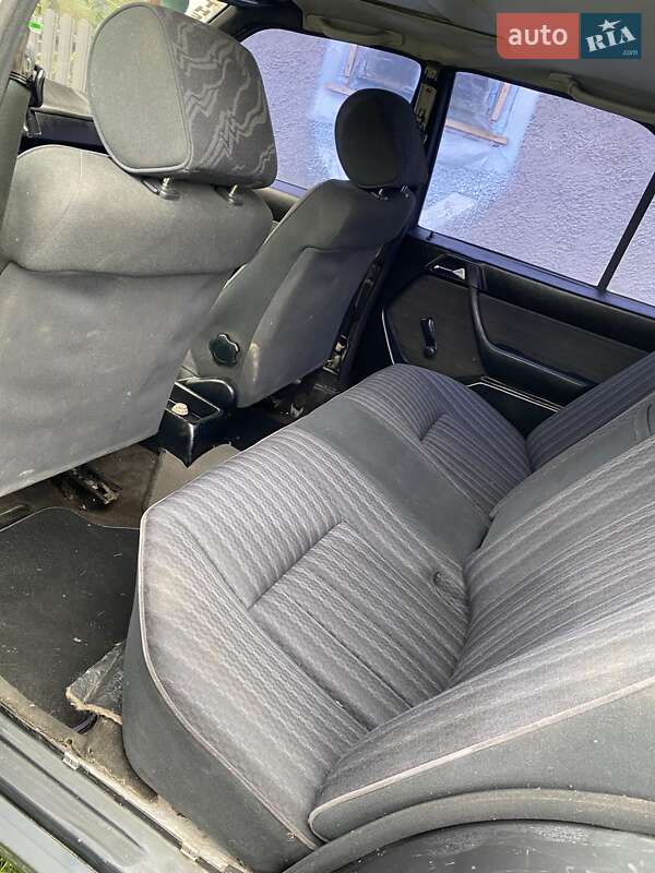 Седан Mercedes-Benz E-Class 1987 в Корце