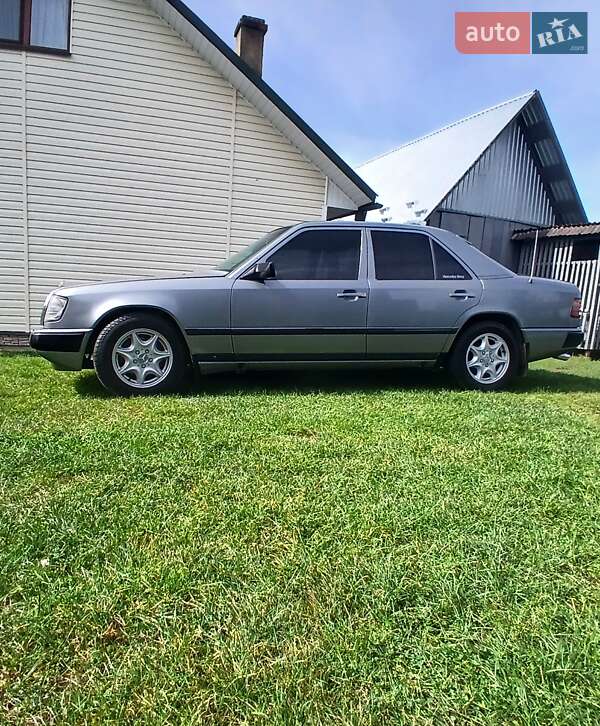 Седан Mercedes-Benz E-Class 1989 в Коритному