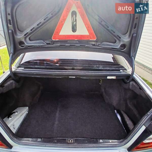 Седан Mercedes-Benz E-Class 1989 в Коритному