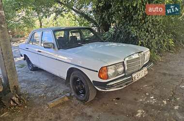 Седан Mercedes-Benz E-Class 1980 в 