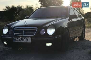 Седан Mercedes-Benz E-Class 2000 в 