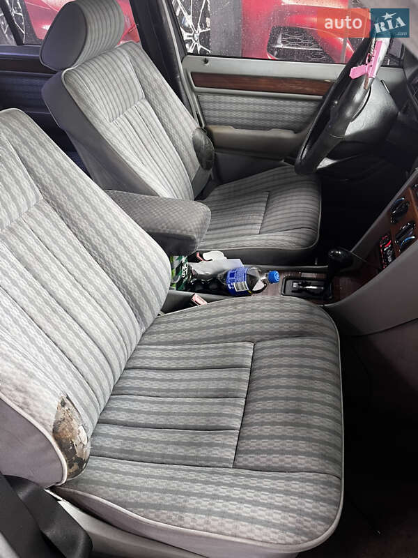Седан Mercedes-Benz E-Class 1990 в Львове