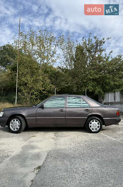 Седан Mercedes-Benz E-Class 1992 в 