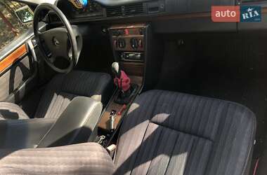 Седан Mercedes-Benz E-Class 1992 в 