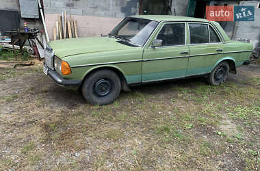 Седан Mercedes-Benz E-Class 1984 в 