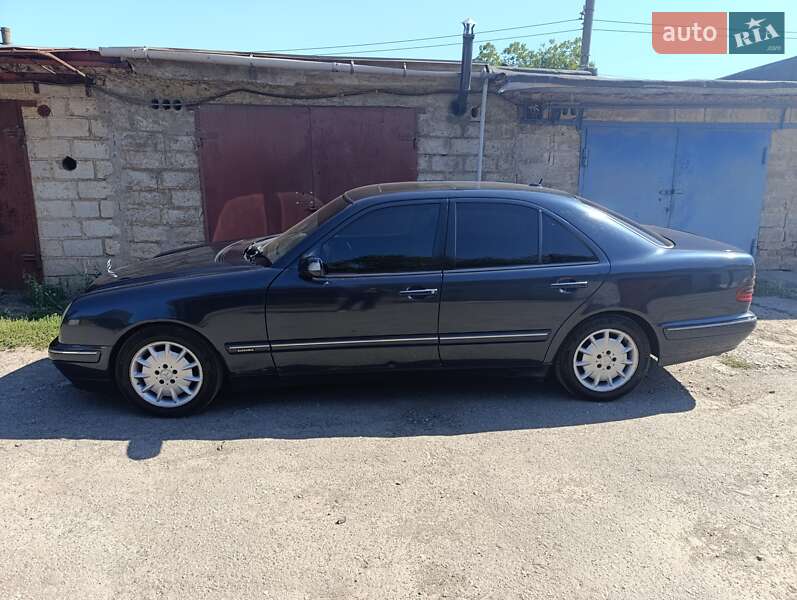 Седан Mercedes-Benz E-Class 1999 в 