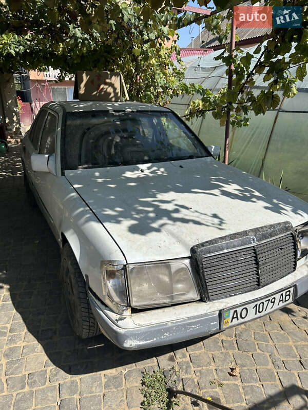 Седан Mercedes-Benz E-Class 1986 в 