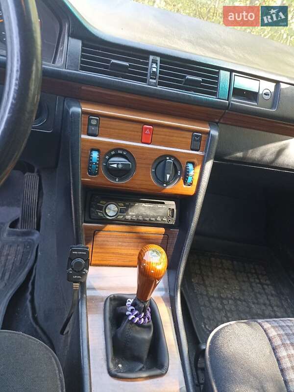 Седан Mercedes-Benz E-Class 1990 в Калуше