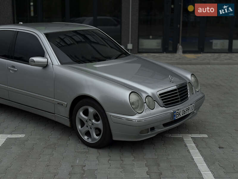 Седан Mercedes-Benz E-Class 1999 в Вараше