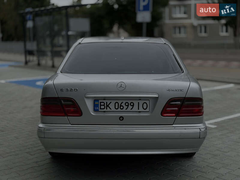 Седан Mercedes-Benz E-Class 1999 в Вараше