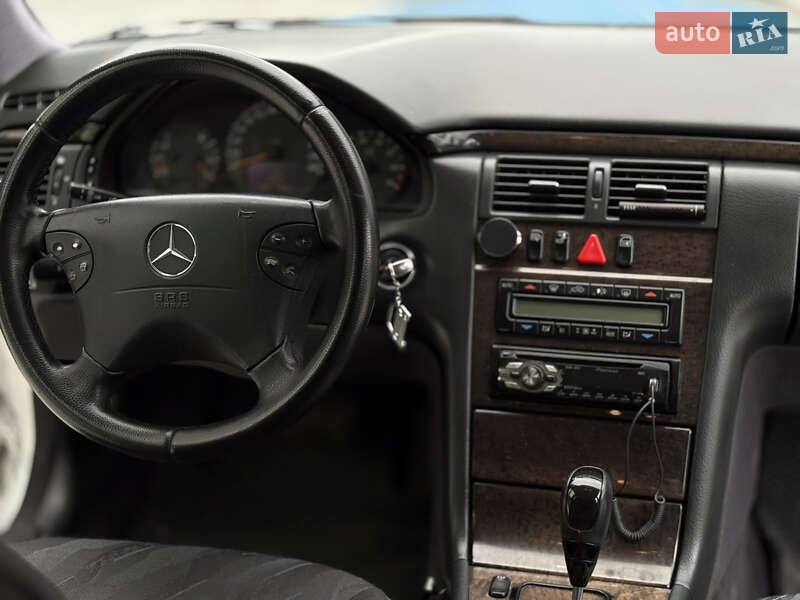 Седан Mercedes-Benz E-Class 1999 в Вараше
