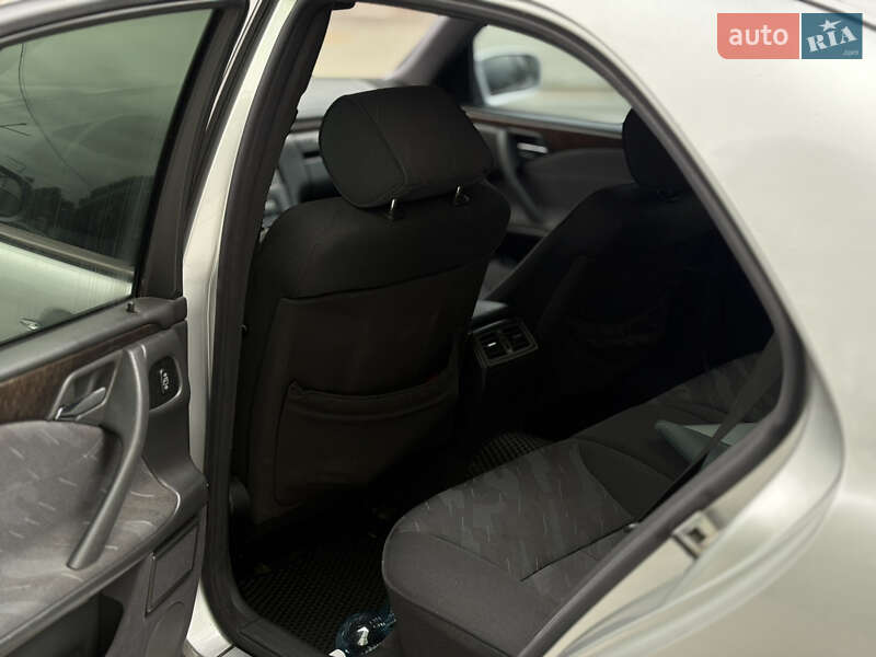 Седан Mercedes-Benz E-Class 1999 в Вараше