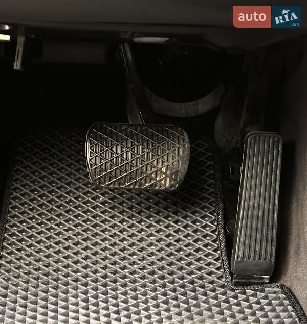 Седан Mercedes-Benz E-Class 2003 в Дубно фото 42 Седан Mercedes-Benz E-Class 2003 в Дубно