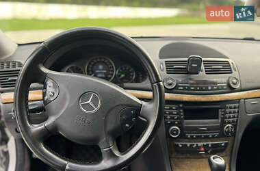 Седан Mercedes-Benz E-Class 2002 в  фото 22 Седан Mercedes-Benz E-Class 2002 в