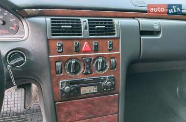 Седан Mercedes-Benz E-Class 2001 в 