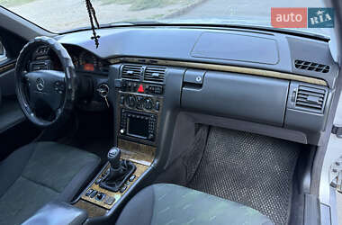 Седан Mercedes-Benz E-Class 2000 в 