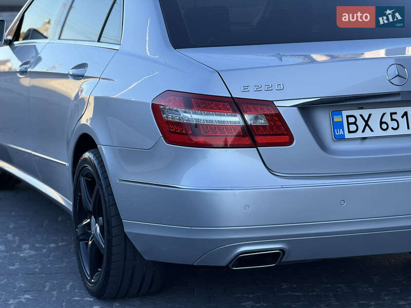 Седан Mercedes-Benz E-Class 2011 в Львове