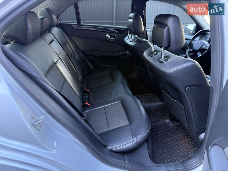 Седан Mercedes-Benz E-Class 2011 в Львове