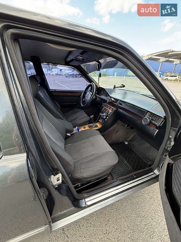 Седан Mercedes-Benz E-Class 1992 в Львові