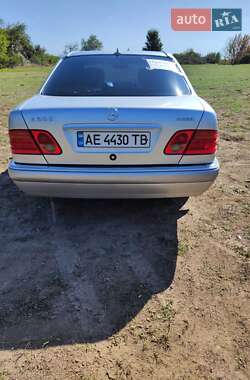 Седан Mercedes-Benz E-Class 1995 в 