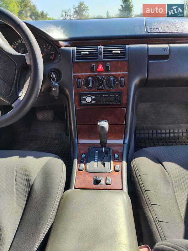 Седан Mercedes-Benz E-Class 1995 в Марганці