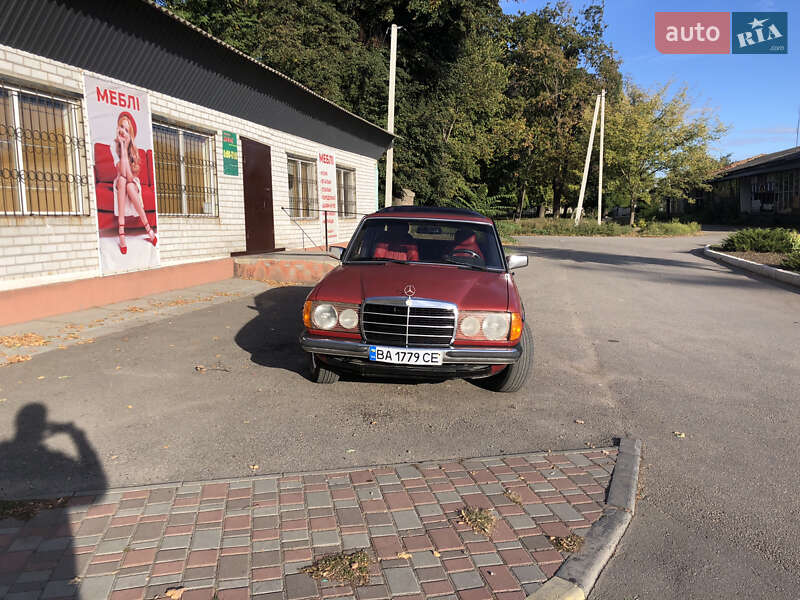 Седан Mercedes-Benz E-Class 1983 в 