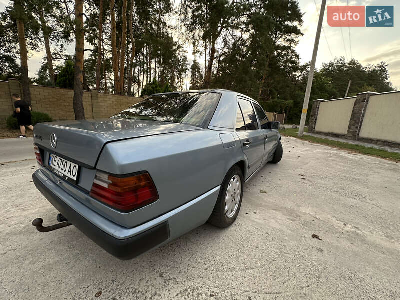 Седан Mercedes-Benz E-Class 1988 в Новомосковске