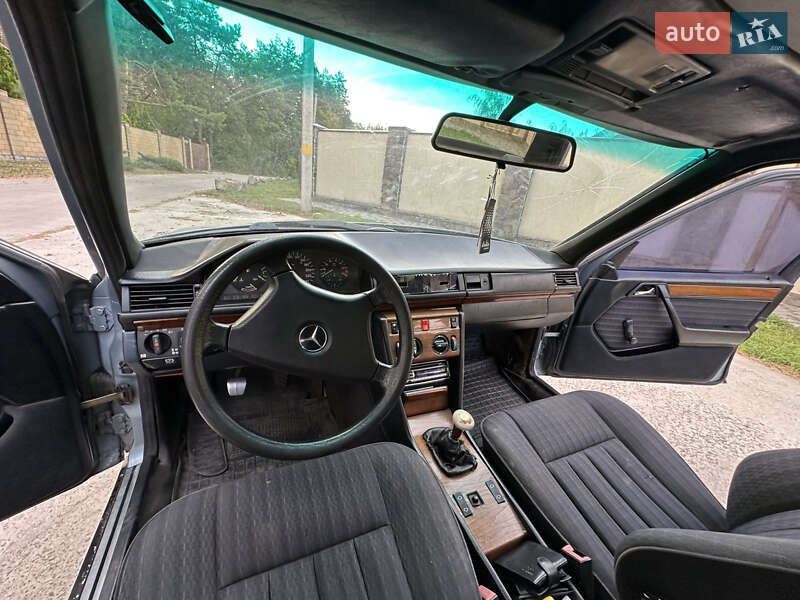Седан Mercedes-Benz E-Class 1988 в Новомосковске