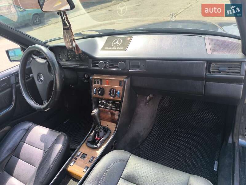 Седан Mercedes-Benz E-Class 1988 в Днепре