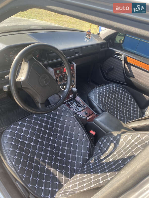 Седан Mercedes-Benz E-Class 1988 в Вараші