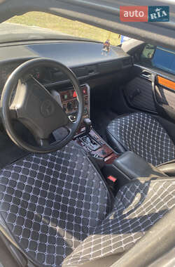 Седан Mercedes-Benz E-Class 1988 в 