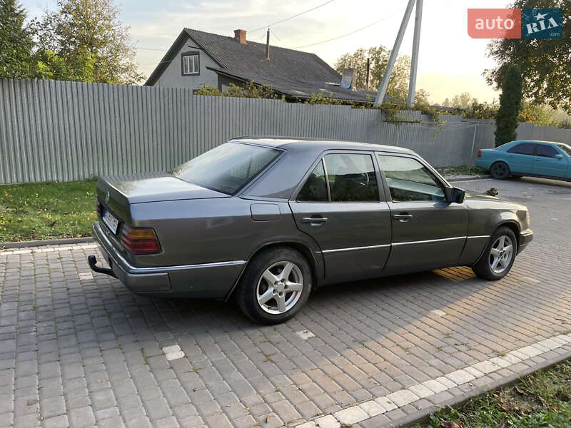 Седан Mercedes-Benz E-Class 1988 в Черновцах