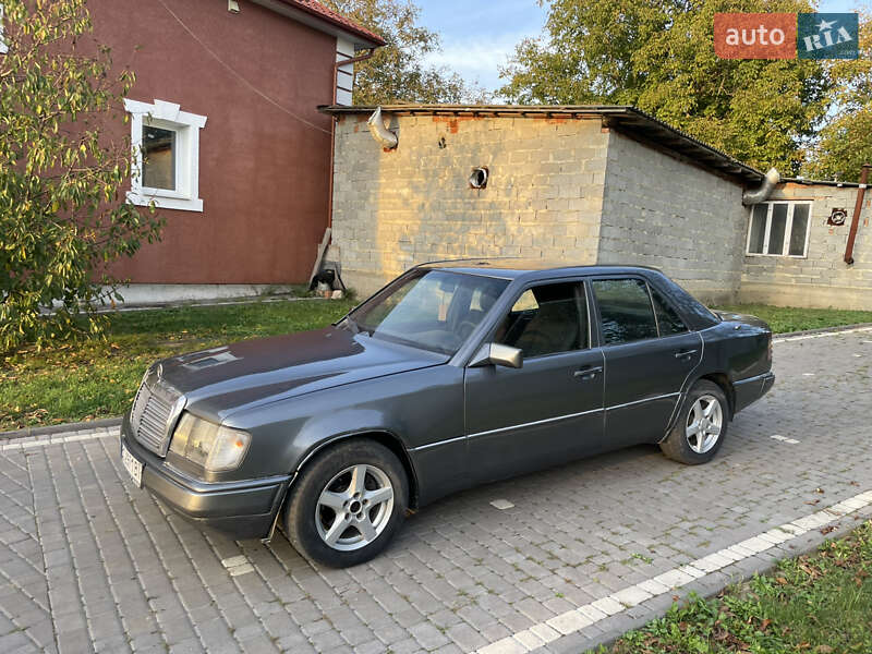 Седан Mercedes-Benz E-Class 1988 в Черновцах