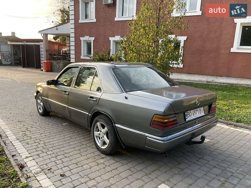 Седан Mercedes-Benz E-Class 1988 в Черновцах