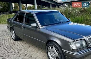 Седан Mercedes-Benz E-Class 1990 в 