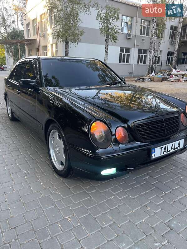 Седан Mercedes-Benz E-Class 2000 в  фото Седан Mercedes-Benz E-Class 2000 в