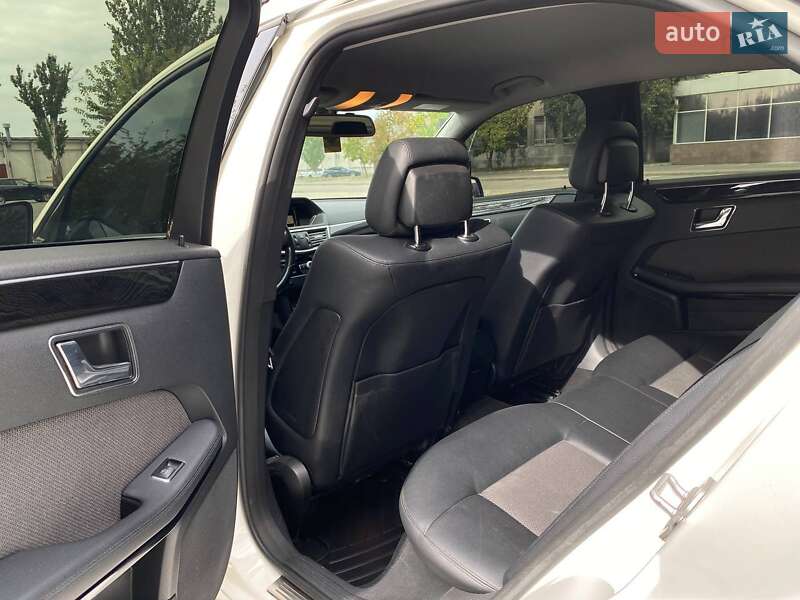 Седан Mercedes-Benz E-Class 2011 в Дніпрі