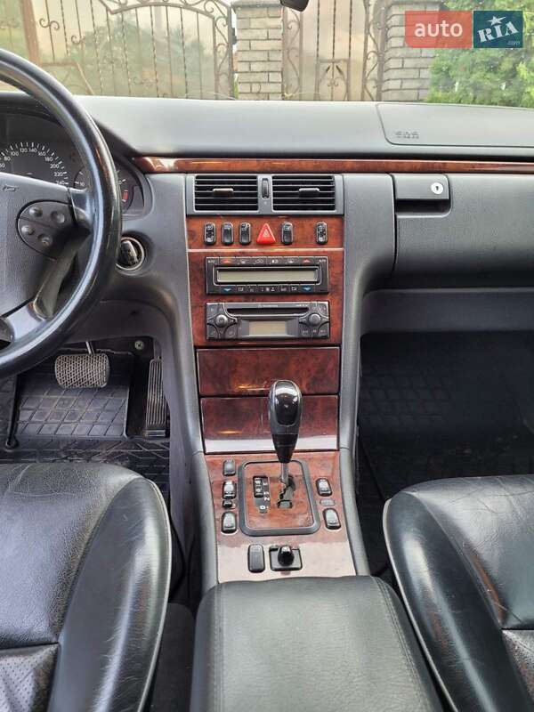 Седан Mercedes-Benz E-Class 2001 в Чернівцях