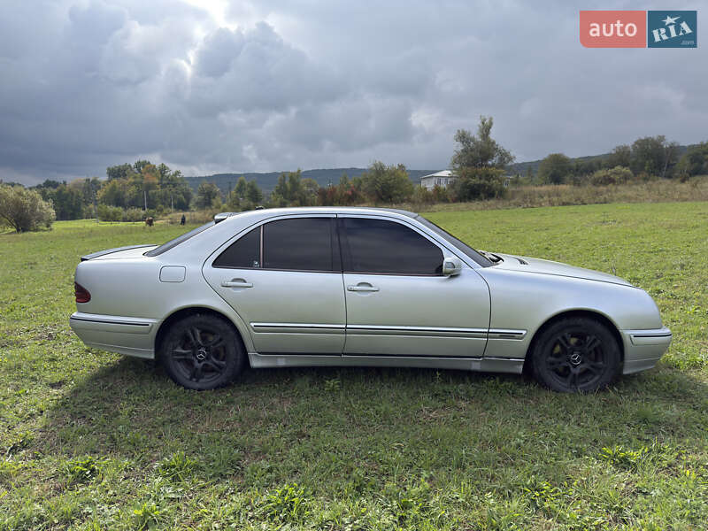 Седан Mercedes-Benz E-Class 2000 в Сторожинце
