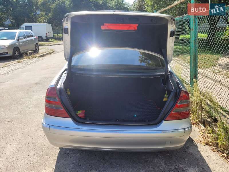 Седан Mercedes-Benz E-Class 2004 в Львове