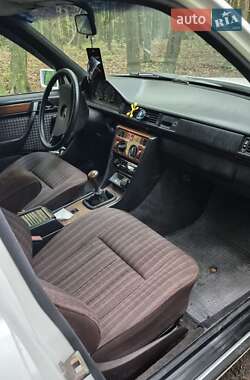 Седан Mercedes-Benz E-Class 1988 в Ровно